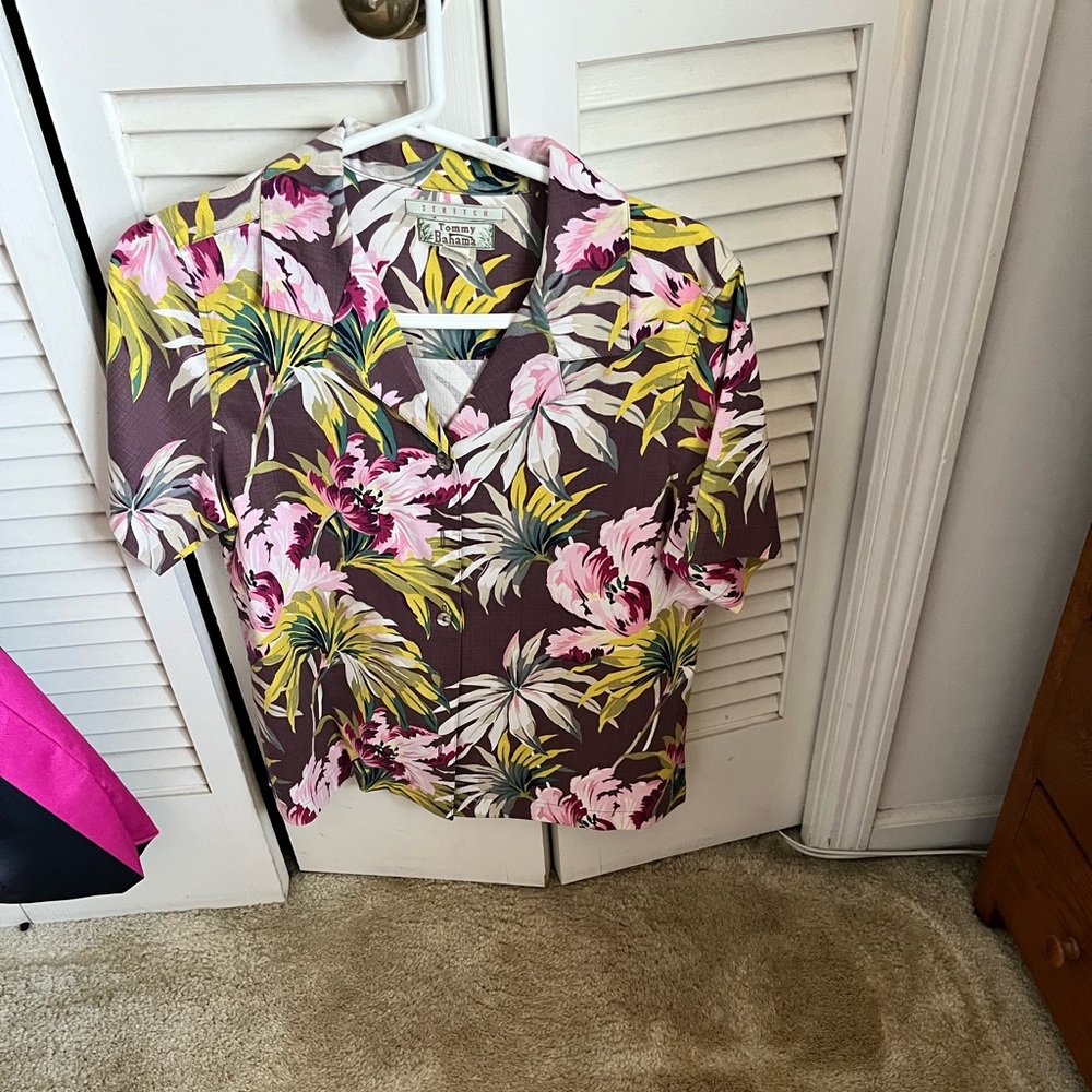 Tommy Bahama Beautiful 97%silk,3% spandex blouse -perfect condition,Medium 8/10